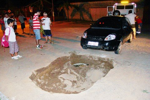 carro-e-engolido-por-cratera-1 Após a retirada do carro, a Polícia Militar isolou a área