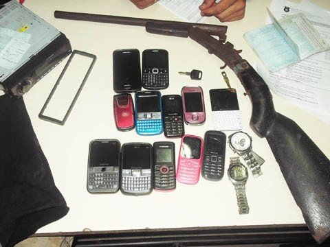 comerciante-reage-e-bandidos-sao-presos-1 A espingarda calibre 36 - tirada dos bandidos pelo comerciante no assalto - foi apreendida e os celulares foram encontrados em uma casa, em Capivari de Baixo - Foto:Polícia Civil de Laguna/Notisul