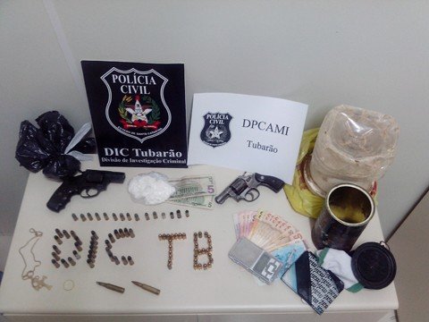 drogas-armas-e-municoes-sao-apreendidas-1 A bucha de cocaína estava enterrada no pátio da casa, onde foram encontradas as armas e munições - Foto:Polícia Civil de Tubarão/Divulgação/Notisul