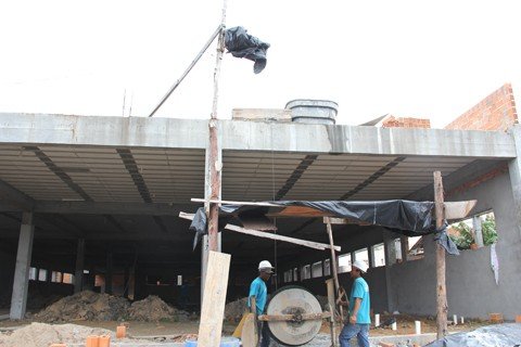 faltam-r-2-milhoes-1 Mesmo com a falta de recursos, os operários dão continuidade ao serviço. Segundo convênio para a finalização da obra segue sendo viabilizado