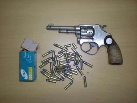 homem-e-preso-com-arma-e-municoes-1 Um revólver Rossi calibre 22 e 49 munições foram encontrados com o acusado - Foto:Polícia Civil de Imbituba/Divulgação/Notisul