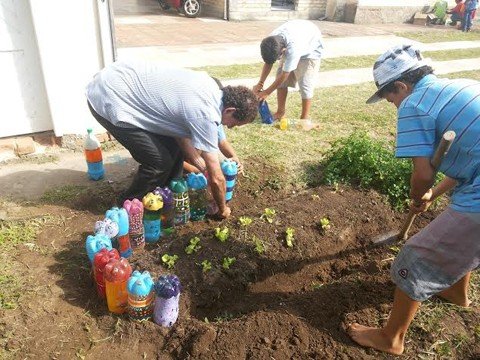 horta-incentiva-interacao-entre-criancas-1 Crianças e adolescentes cultivam horta e aprendem um pouco mais sobre alimentação saudável - Foto:Prefeitura de Laguna/Divulgação/Notisul
