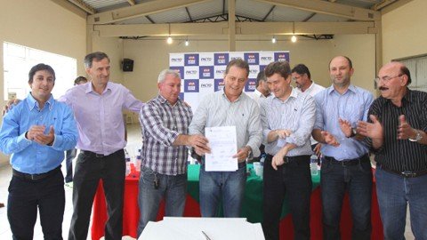 lei-e-sancionada-1 Autoridades do Vale participaram da assinatura da sanção da ‘Lei das abelhas sem ferrão’ - Foto:Neiva Daltrozo/Secom/Divulgação/Notisul