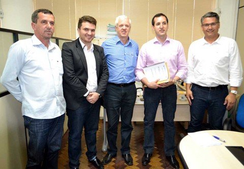 ligacao-com-morro-grande-devera-sair-do-papel-1 Representantes das prefeituras de Jaguaruna e Sangão estiveram na sede do Deinfra para entregar o projeto de pavimentação da via entre o Balneário Campo Bom e o distrito de Morro Grande - Foto:Prefeitura de Jaguaruna/Divulgação/Notisul