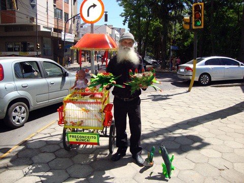 lixo-vira-arte-nas-maos-de-artista-1 Chama a atenção o colorido e a frase contra o preconceito na placa da bicicleta de Manoel. Foto: Silvana Lucas/Notisul