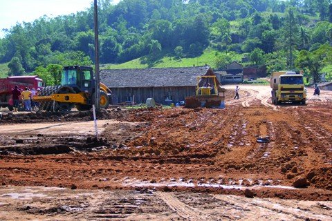 maquinas-retornam-ao-canteiro-de-obras-1 Cinco máquinas retornaram ao canteiro de obras ontem. As desapropriações de terras devem ser feitas até o fim deste ano
