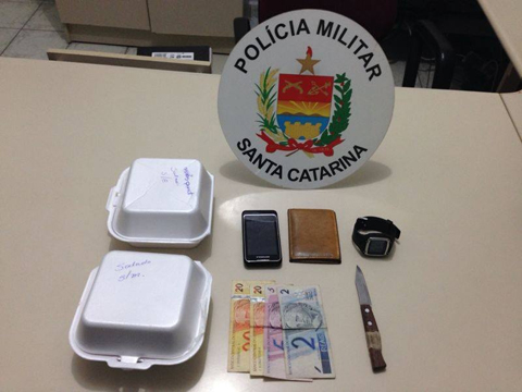 motoboy-e-assaltado-por-falso-cliente-1 Os objetos roubados do motoboy foram recuperados pelos policiais militares, que foram à casa do assaltante, no bairro Brasília - Foto:Polícia Militar de Imbituba/Divulgação/Notisul