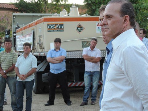 municipios-recebem-caminhao-1 Por meio de uma emenda do deputado Jorge Boeira, oito municípios foram contemplados com o caminhão para o transporte de pescado vivo. Foto: Divulgação/Notisul