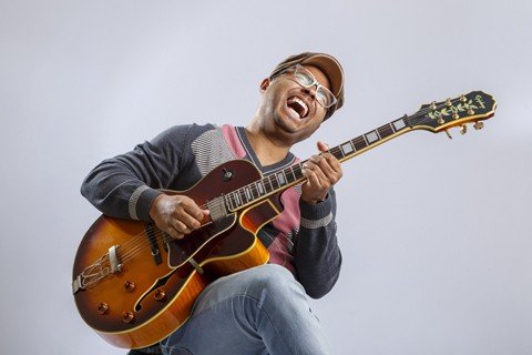 musica-que-corre-nas-veias-1 Alyson Oliveira toca música brasileira com uma pitada de eletrônico. O próximo evento será amanhã, em Criciúma