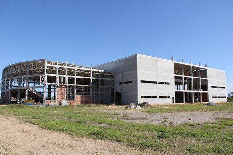obras-sao-retomadas-1 Com a definição do cronograma, a empresa responsável deverá iniciar a contratação de funcionários e a mão de obra