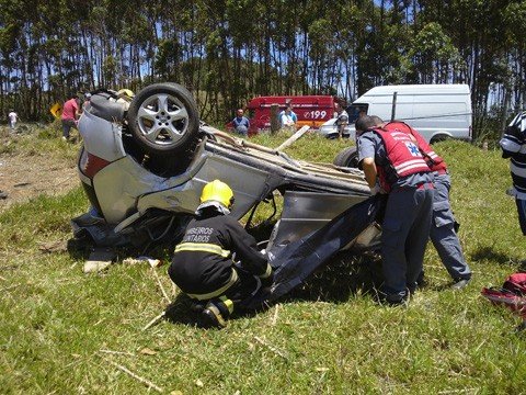 policial-morre-em-capotamento-1 O policial militar (em detalhe) foi arremessado para fora do carro e não resistiu aos graves ferimentos. Foto: Bombeiros Voluntários de Jaguaruna