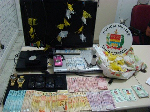 quatro-mandados-sao-cumpridos-1 Dinheiro, crack e objetos de procedência duvidosa foram apreendidos. Foto: PM de Imbituba/Divulgação/Notisul