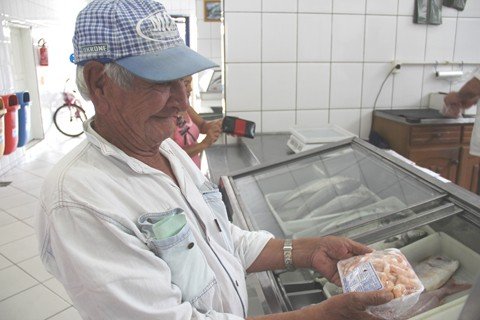 redes-cheias-garantem-o-aumento-nas-vendas-1 Adílio Antunes é um dos admiradores do saboroso camarão frito