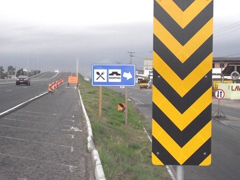 sinalizacao-e-reforcada-1 Placas que indicam locais de parada são instaladas entre Laguna e Içara. A medida visa trazer mais segurança para a população - Foto:Muriel Albonico/Esga-Dnit/Divulgação/Notisul