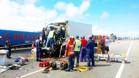 caminhoneiro-morre-em-grave-acidente-1 Os bombeiros militares de Imbituba realizaram o desencarceramento (retirada das ferragens) da vítima - Foto:Imbituba SC/Divulgação/Notisul