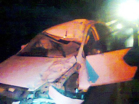 carro-colide-em-bovino-na-101-1 Com o forte impacto da batida, a lataria do carro ficou bem destruída - Foto:Bombeiros Voluntários de Jaguaruna/Divulgação/Notisul