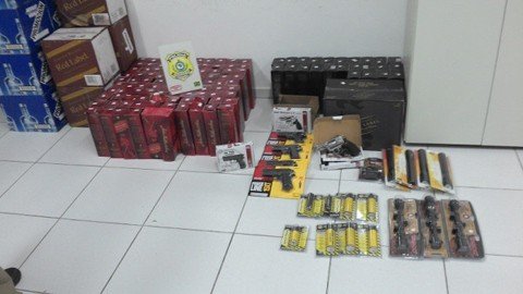casal-nao-acata-ordem-em-posto-1 No Ford Courier havia 294 unidades de bebidas alcoólicas, armas de brinquedo, miras para espingarda, lanternas e esferas para arma de pressão - Foto:PRF de Tubarão/Notisul