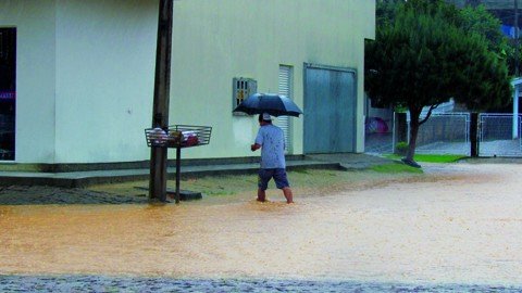 chuva-causa-estragos-na-regiao-1 Algumas ruas de Braço do Norte ficaram embaixo d'água - Foto:Suham Dellatore/Divulgação/Notisul
