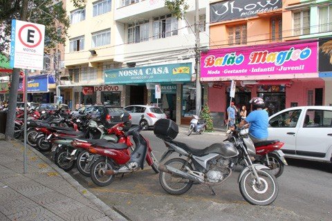 empresa-entrega-defesa-1 Mesmo com placas de sinalização, o desrespeito às vagas é visível