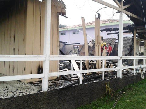 familia-precisa-de-ajuda-1 Felizmente, não havia ninguém na casa no momento do incêndio. A proprietária estava em Laguna
