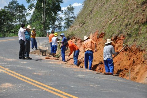 fim-de-obra-tera-atraso-1 Canaletas são colocadas ao longo da BRN-424 - Foto:Chênia Cenci/SDR Braço do Norte/Notisul