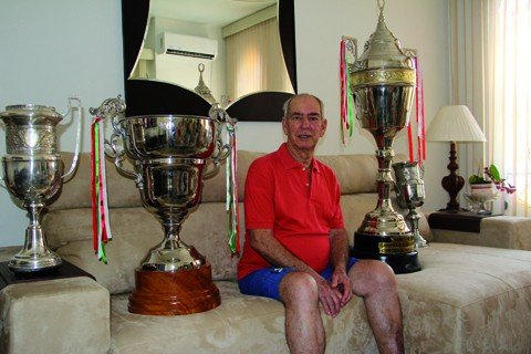 hercilio-luz-completa-95-anos-neste-domingo-1 Ao lado da Taça de 1957, Ernesto relembra os grandes momentos que viveu no futebol