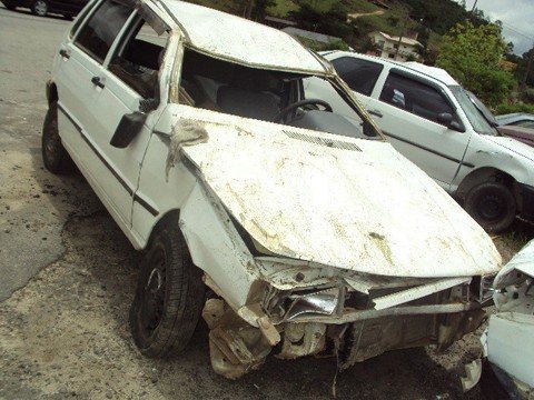 jovem-e-vitima-da-curva-da-morte-1 O Uno ficou destruído após o capotamento. Felipe Tavares morreu no local. Foto: Sul in Foco/Divulgação/Notisul