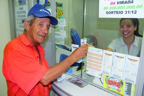 mais-de-r-200-milhoes-1 O aposentado Olasio Martins confia na sorte e já fez a sua aposta