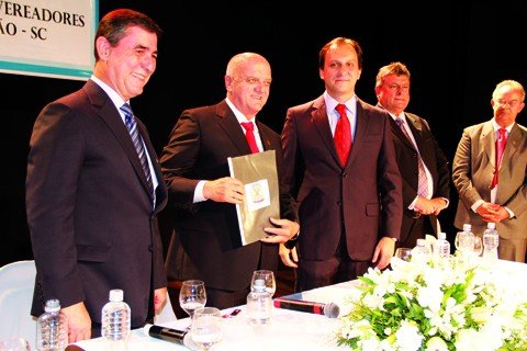 mortes-e-mudancas-no-1o-ano-de-mandato-1 O prefeito Olavio Falchetti (centro) durante a diplomação em Tubarão