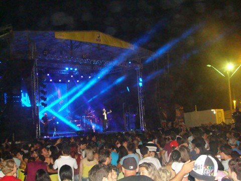 publico-vibra-com-os-hits-de-sucesso-1 Michel Teló colocou o público para dançar com os seus sucessos