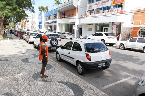 sistema-ainda-gera-questionamentos-1 Cada motorista tem a tolerância de cinco minutos para utilizar as vagas de uso geral e carga e descarga, caso contrário poderá ser notificado
