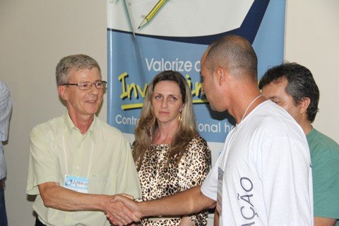 thomaz-e-reeleito-para-mais-um-mandato-1 O presidente Thomaz Moojen recebe os cumprimentos de Fernando Rodrigues