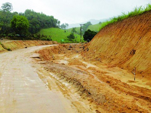 um-ano-de-contratos-atrasados-1 Alguns pontos da Estrada de Albertina estão em péssimas condições