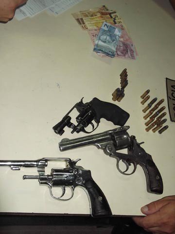 adolescentes-sao-apreendidos-com-armas-1 As armas apreendidas foram encaminhadas à delegacia de Laguna. Foto: Polícia Civil de Laguna/Divulgação/Notisul