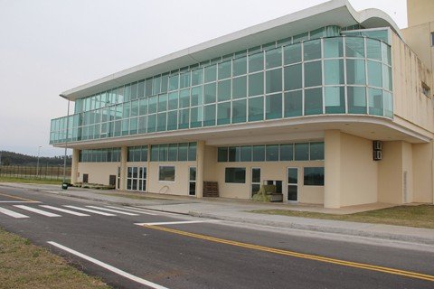 ainda-sem-autorizacao-para-decolar-1 A estrutura segue sem aviões, porém, muito bem cuidada pela RDL. Foto: Eduardo Zabot/Divulgação/Notisul