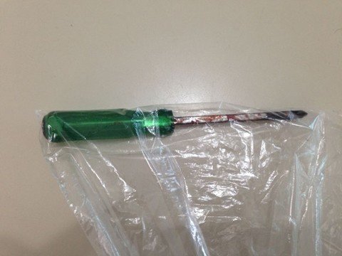 andarilho-recebe-cinco-perfuracoes-no-pescoco-1 Uma chave de fenda foi usada para golpear o homem. Foto: Polícia Militar de Imbituba/Divulgação/Notisul