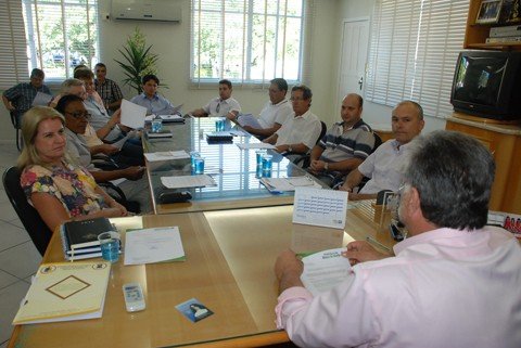 braco-do-norte-tem-novas-regras-para-orcamento-1 Secretários se reuniram com o prefeito Ademir, na tarde de ontem, para tirar dúvidas sobre a novidade. Foto: Georgia Accordi/Divulgação/Notisul