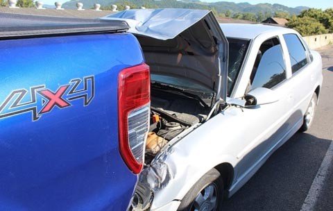 cinco-carros-se-envolvem-em-acidente-na-ponte-cavalcanti-1 Os veículos ficaram danificados após engavetamento na Ponte Cavalcanti, em Tubarão, em trecho de pista simples da BR-101 . Foto: Nereu Filho/Band SC/Divulgação/Notisul