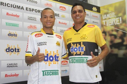 criciuma-apresenta-dois-novos-reforcos-1 Uchôa e Thiago Humberto foram apresentados na tarde desta sexta-feira. Foto: Fernando Ribeiro/Criciúma E.C. /Divulgação/Notisul
