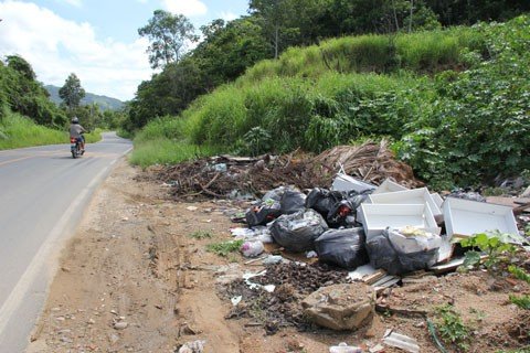 falta-de-educacao-ou-limpeza-1 O odor e a sujeira desagradam moradores. Foto: Silvana Lucas/Notisul
