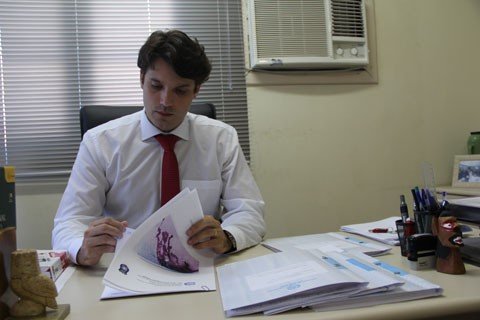 homem-e-detido-apos-matar-cachorro-1 Delegado André Bermudes está detalha a pena dos crimes contra os animais. Foto: Maycon Vianna/Notisul