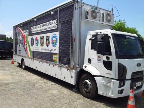 maior-agilidade-para-o-treinamento-policial-1 O equipamento de tiro é virtual de Santa Catarina é pioneiro no país. Foto: Polícia Militar de Santa Catarina/Divulgação/Notisul