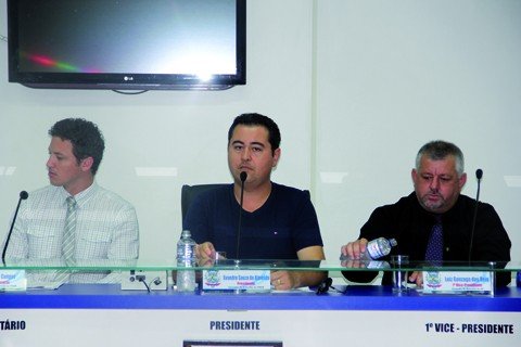 novo-ano-novos-presidentes-1 Os vereadores tubaronenses terão um novo comandante neste ano: Zaga (à direita)