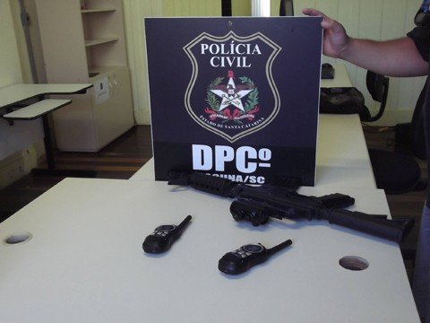 policiais-militares-impedem-assalto-1 Um fuzil falso e dois rádios seriam utilizados no assalto. Foto: Fotos: Polícia Militar de Laguna/Divulgação/Notisul