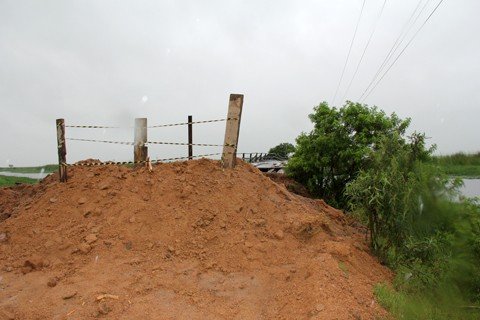 ponte-comeca-a-ser-demolida-1 Motoristas e pedestre devem procurar caminhos alternativos. Parte da ponte já foi demolida. Foto: Silvana Lucas/Notisul