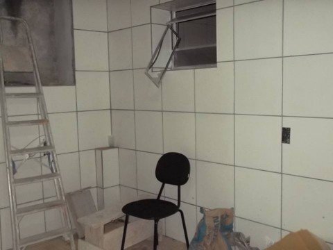 posto-de-saude-e-invadido-em-laguna-1 A janela e a porta foram arrombadas no posto de saúde. Foto: Polícia Civil de Laguna/Divulgação/Notisul