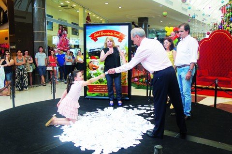 promocao-premia-duas-ganhadoras-1 Várias pessoas acompanharam o sorteio na tarde de ontem. Foto: Julie Menegaz/Farol Shopping/Divulgação/Notisul.