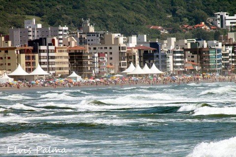 temperaturas-escaldantes-no-sul-do-brasil-1 Nesta sexta-feira, em Laguna, praia lotada e temperatura em torno dos 36 graus. Foto: Elvis Palma/Divulgação/Notisul
