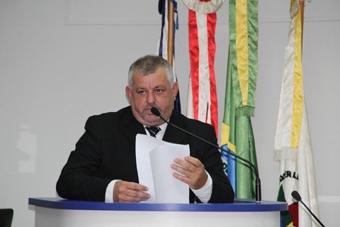 zaga-toma-posse-com-muitas-promessas-1 Zaga em seu primeiro discurso como presidente da Câmara de Tubarão, na noite de ontem. “Sonho em construir uma sede própria”. Foto: Silvana Lucas/Notisul.