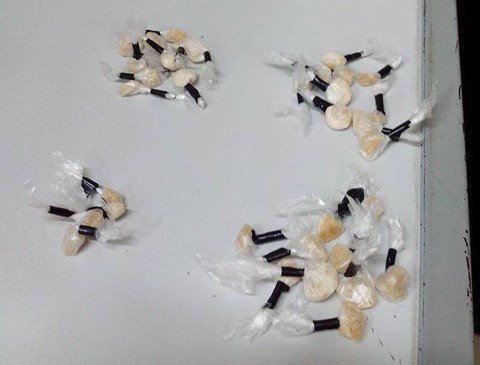 adolescente-e-flagrado-com-94-pedras-1 Crack estava na posse de um rapaz de 17 anos - Foto:Polícia Militar de Tubarão/Divulgação/Notisul